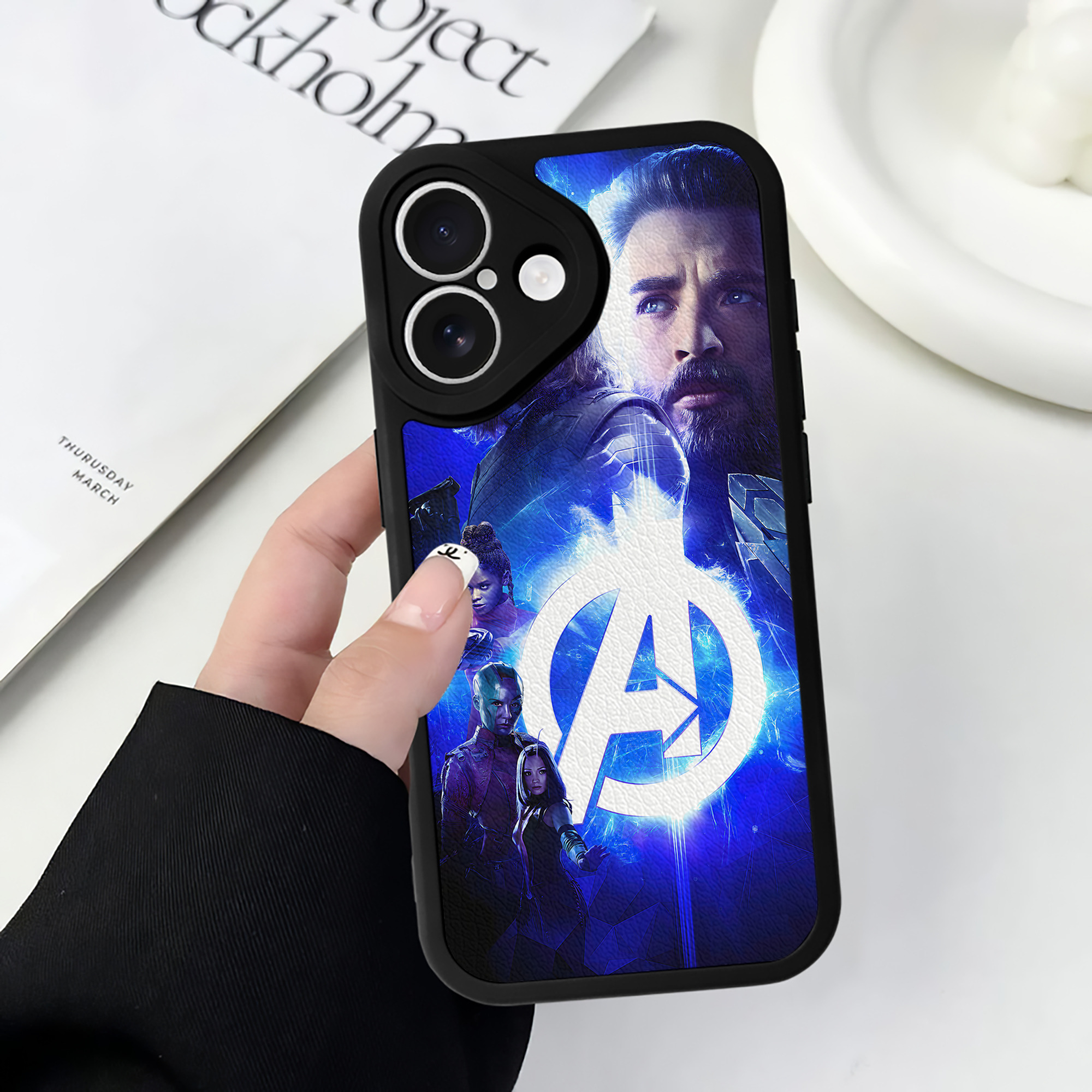 （画像用） アベンジャーズ The Avengers 【iPhone 16シリーズ対応】シリコンスマホケース（レザー調） 材質：シリコン
